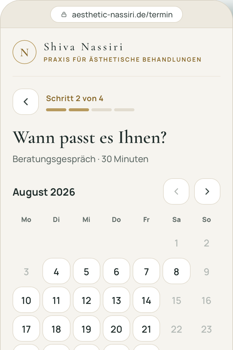 Buchungsseite auf dem Telefon: Monatsraster mit freien Tagen und Auswahl der Uhrzeit