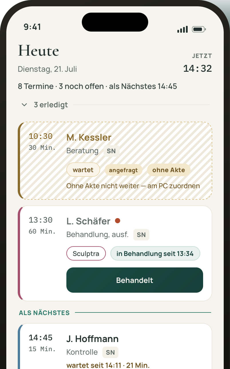 Die App auf dem iPhone zeigt den Tagesplan mit laufender Behandlung, Wartedauer und Anwesenheitsknöpfen
