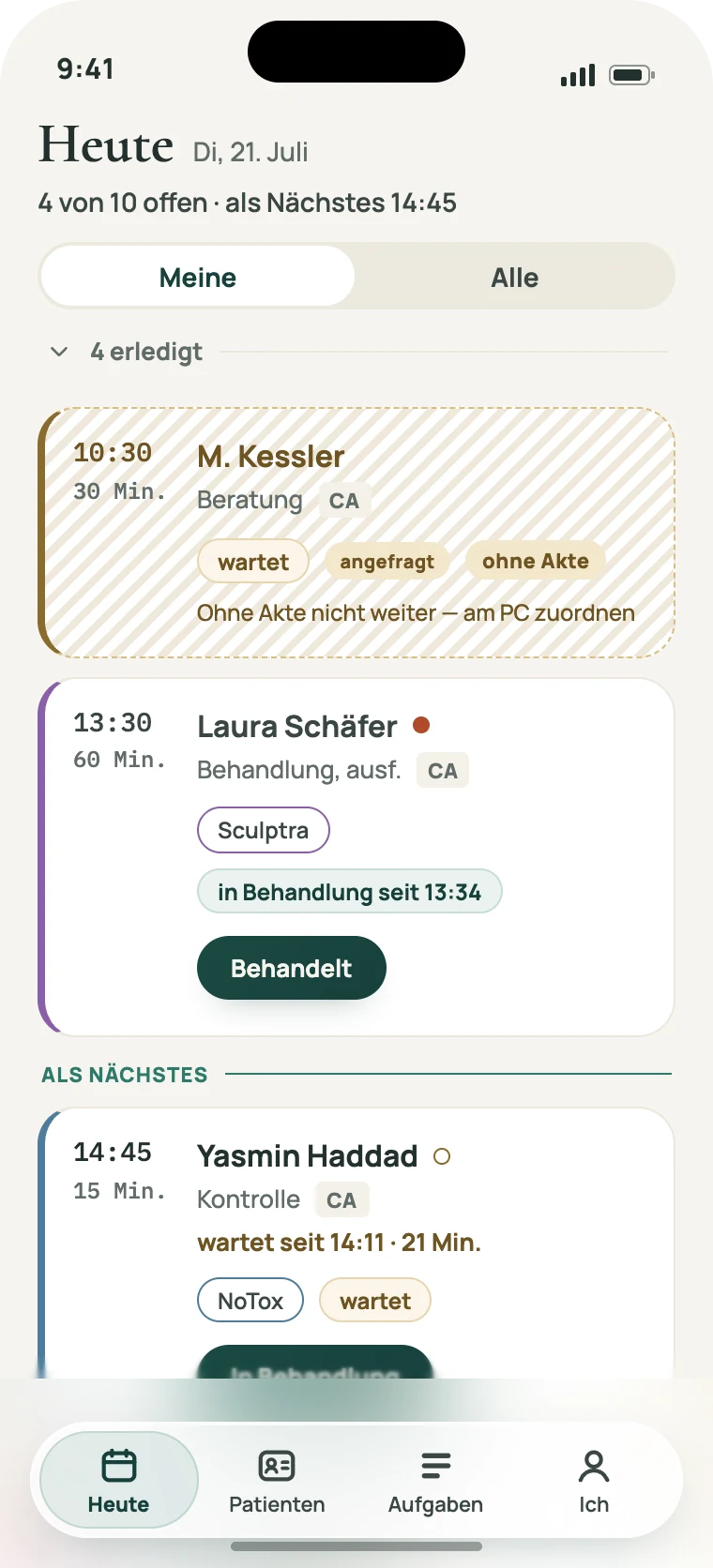 Die App auf dem iPhone zeigt den Tagesplan mit laufender Behandlung, Wartedauer und Anwesenheitsknöpfen